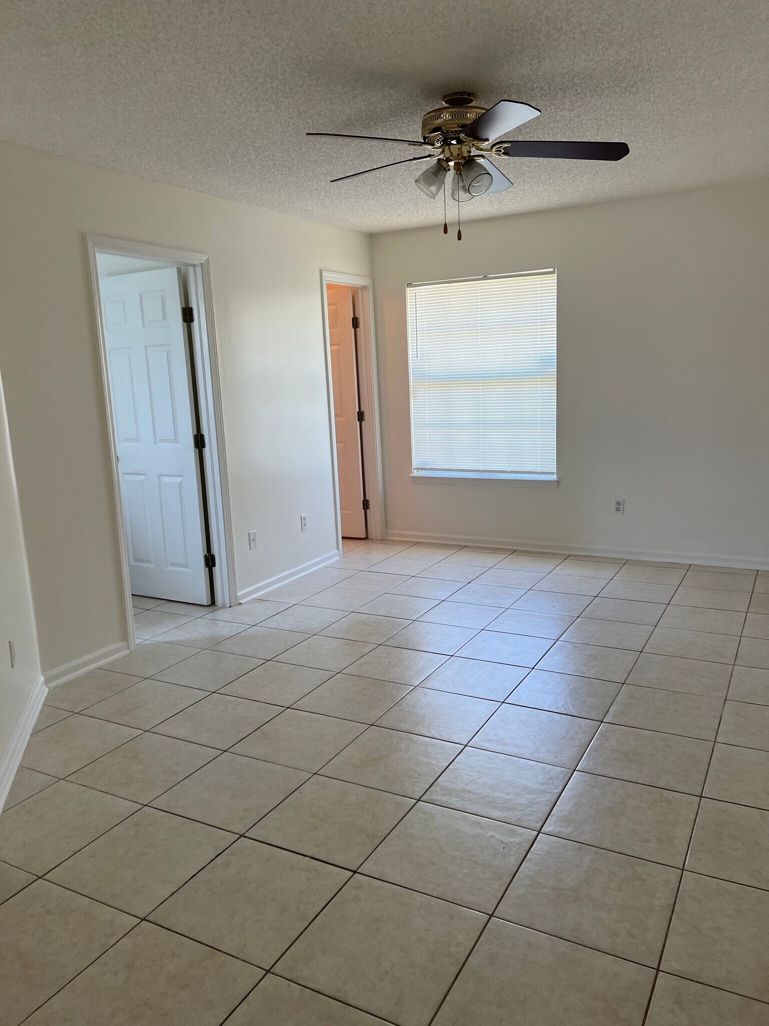 Huge master bedroom with walk-in closet, ceiling fan, and luxurious master bath with dual sinks - 5374 Lacy Jane Way