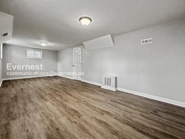 Building Photo - 2 Bed, 2 Bath Home with Fenced Yard & Garage / Pet-Friendly / Available Now!