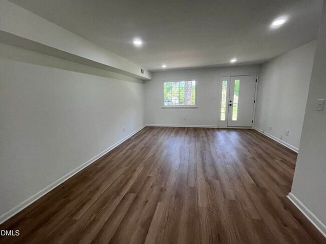 Building Photo - Five Point's hidden 2 Bed 1.5 Bath gem