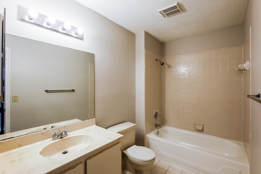 Building Photo - 578 Lakeside Cir