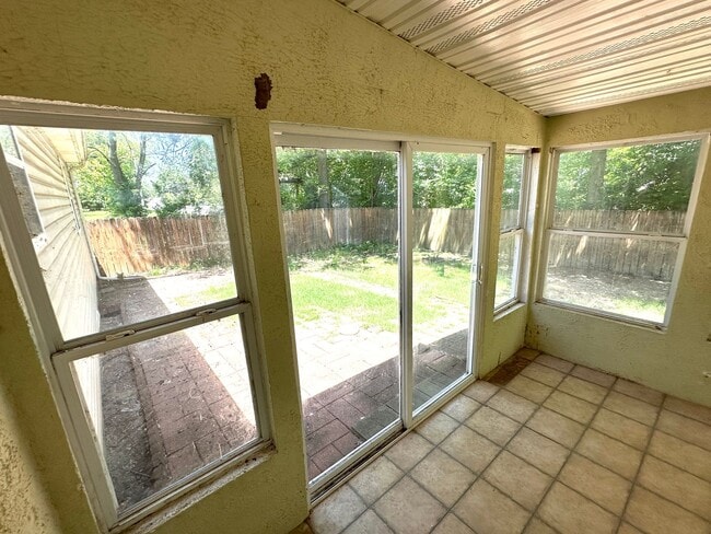 Building Photo - For Lease: 3 Bed, 2 Bath Central Joplin-$1200