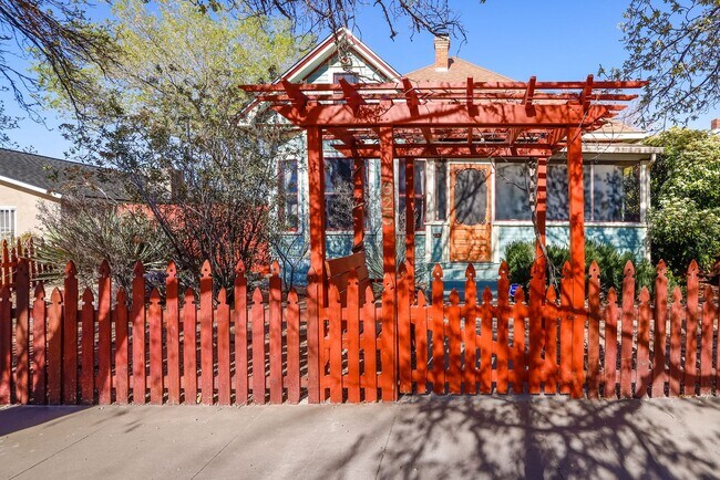 Building Photo - HISTORIC QUEEN ANNE 3 Bedroom  2 Bath