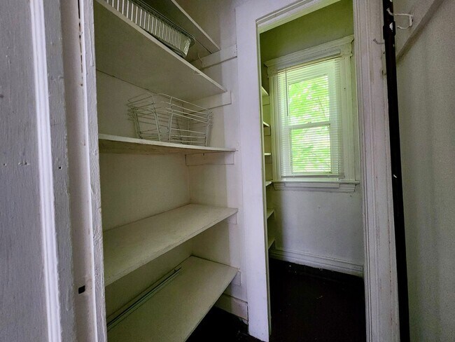 Building Photo - Spacious 5 Bedroom 2 Full Bath House | Front Porch | Back Yard | Off Street Parking | in-Unit Lau...