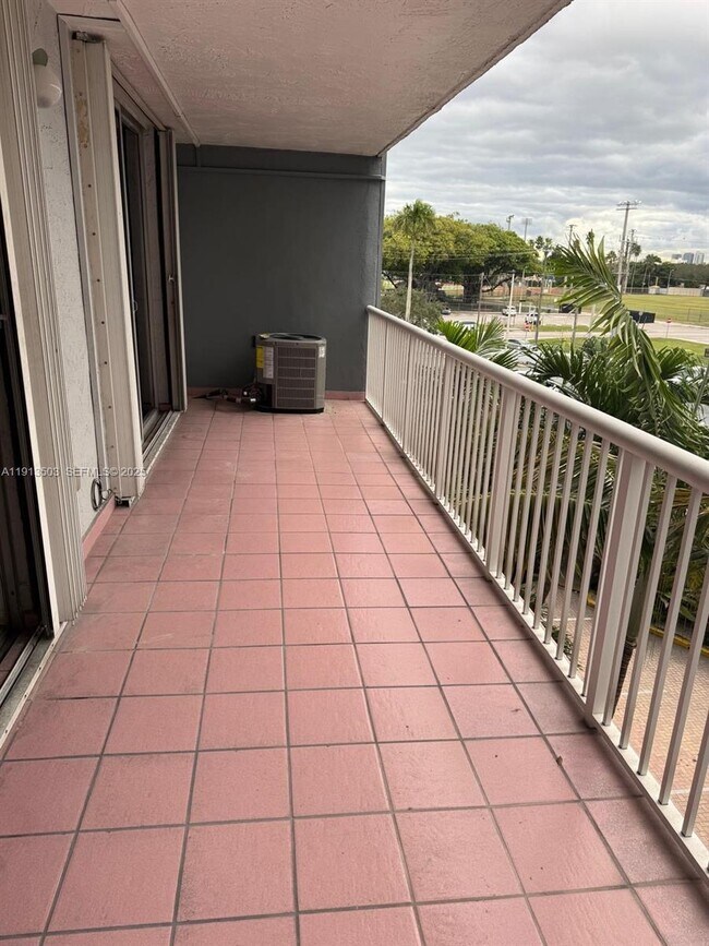 Building Photo - 1800 NW 24th Ave