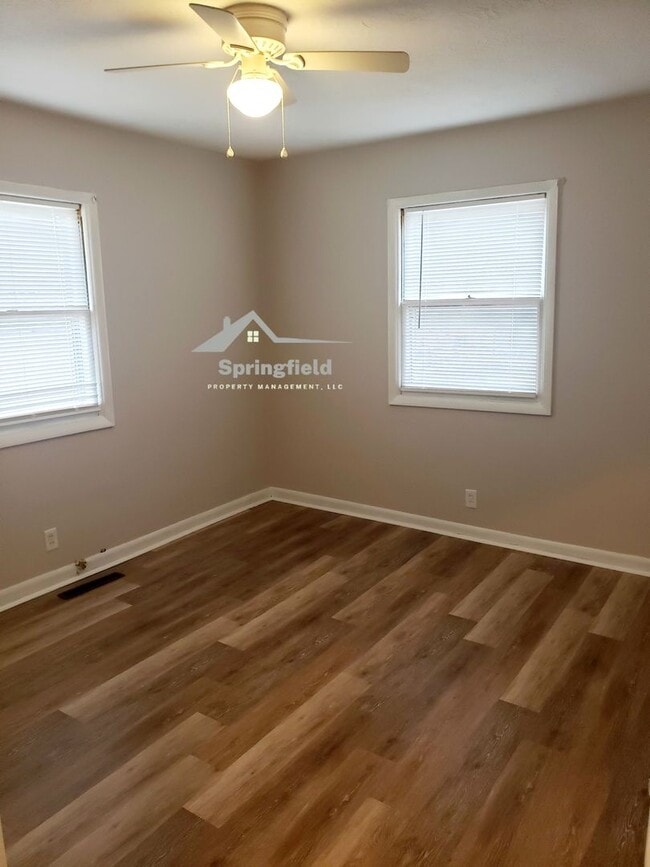 Building Photo - Cute Bunglo Style,  2 Bed Rooms, 1 Bath, 1 Car Garage w/ Opener