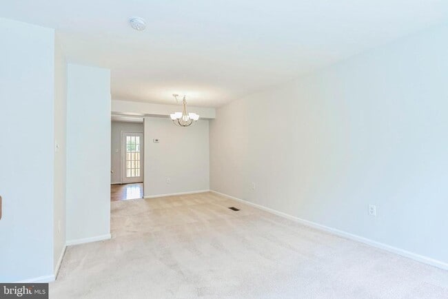 Building Photo - 2406 S Walter Reed Dr