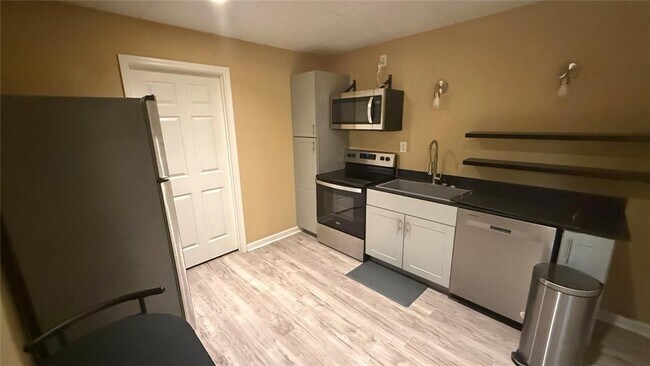Building Photo - 2568 Alvecot Cir SE