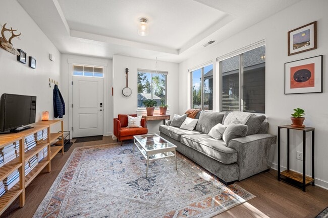 Building Photo - Beautiful Home with Modern Comforts