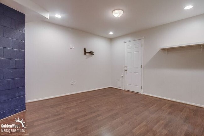 Building Photo - Modern 2Bdm 2.5Ba Town-home with Rooftop D...