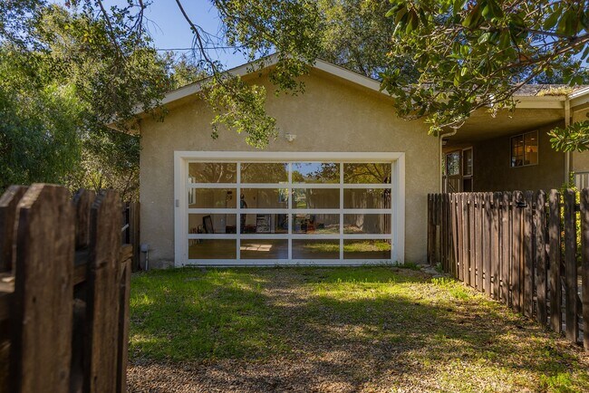 Building Photo - East End Hideaway