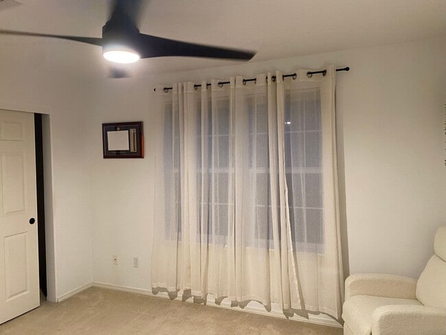 Building Photo - Location Location Location ~2 Bedroom 2.5 ...