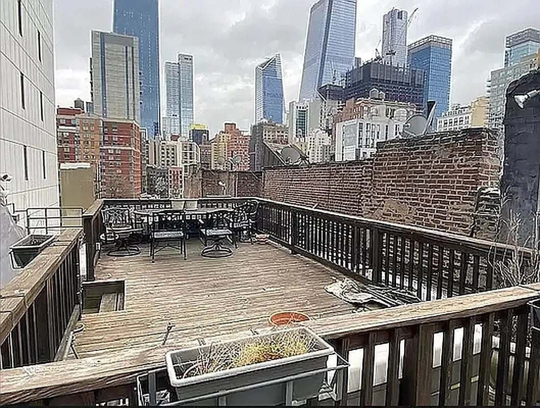 Building Photo - 406 W 39th St