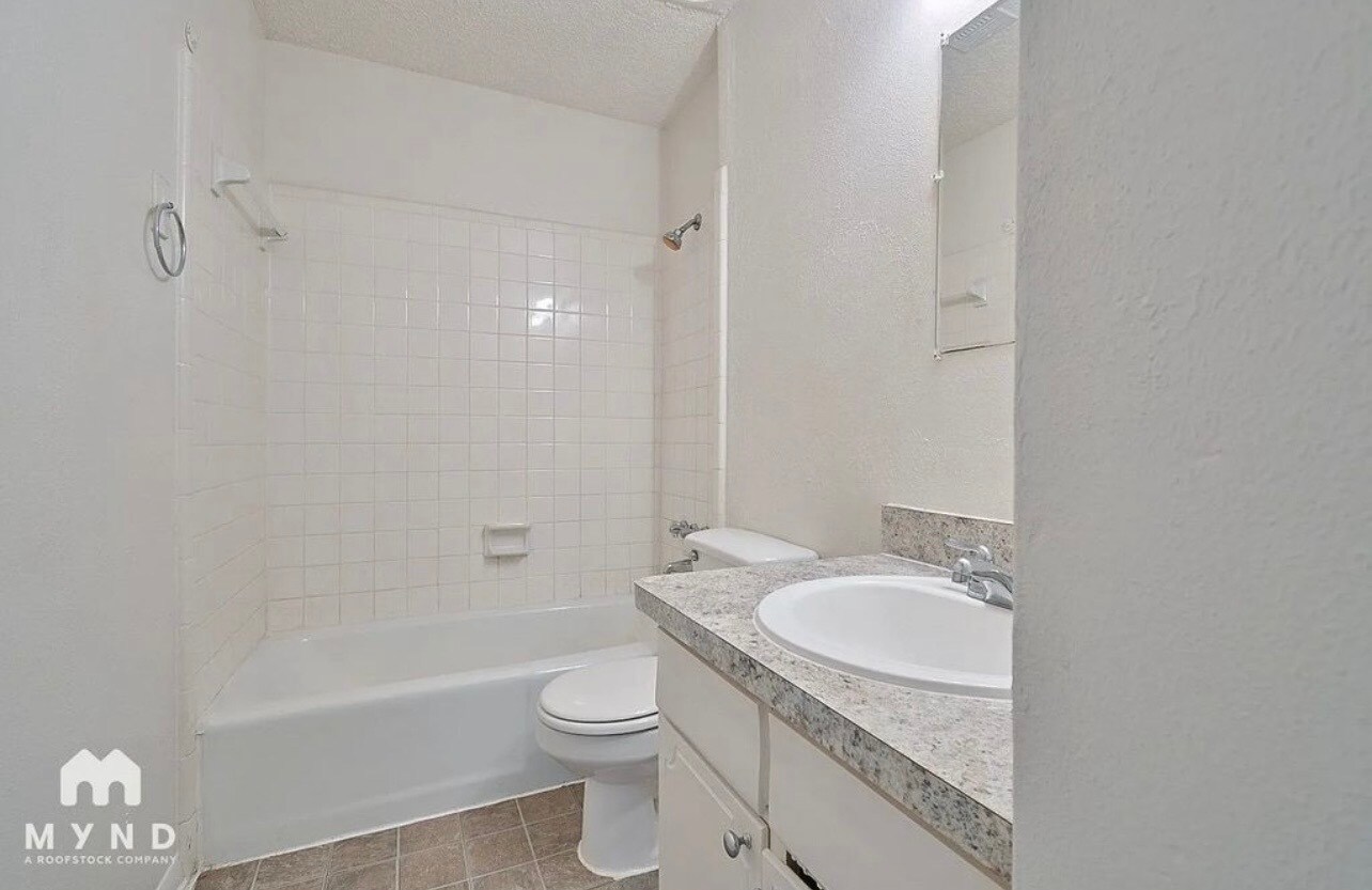 Bathroom #1 - 712 Meadowglen Dr