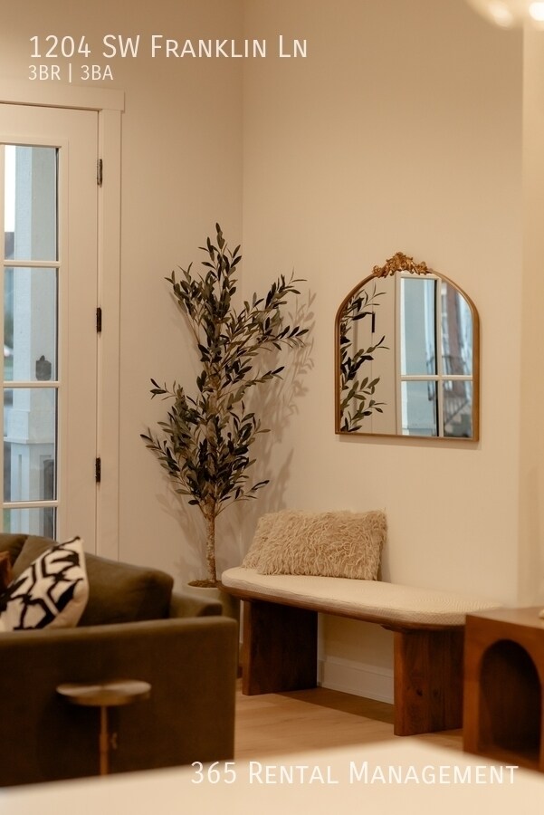 Building Photo - 1204 SW Franklin Dr