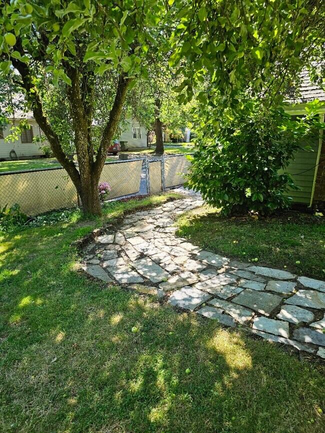 Building Photo - 1310 18th St NE