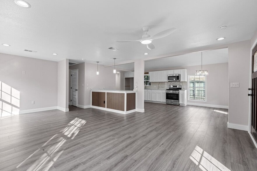 Building Photo - 2435 Sharon St