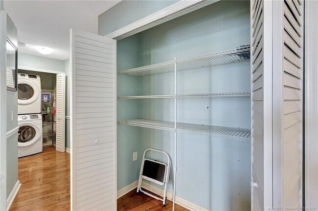 Building Photo - 150 SE Four Winds Dr