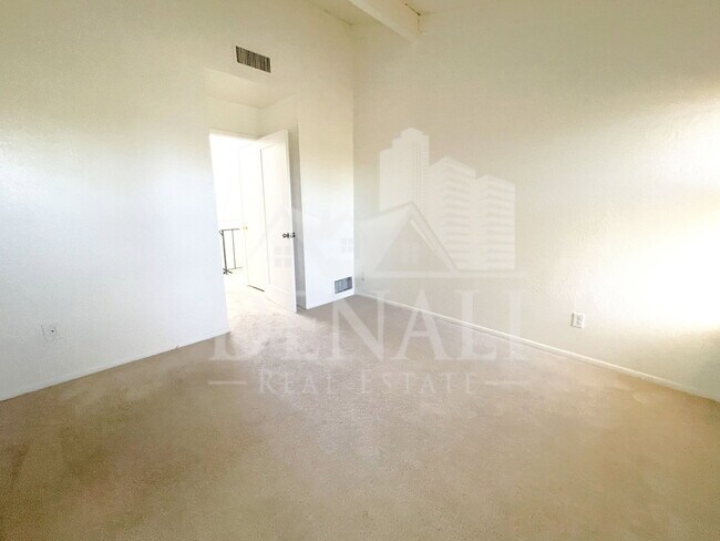 Building Photo - 3750 N Country Club Rd
