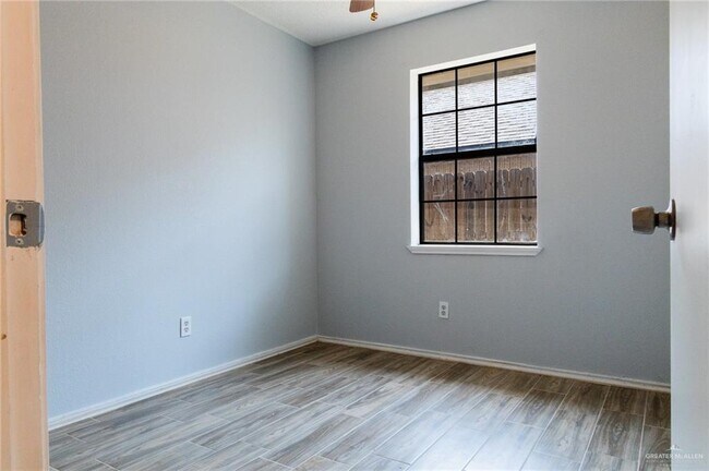 Building Photo - 2203 E Coma Ave