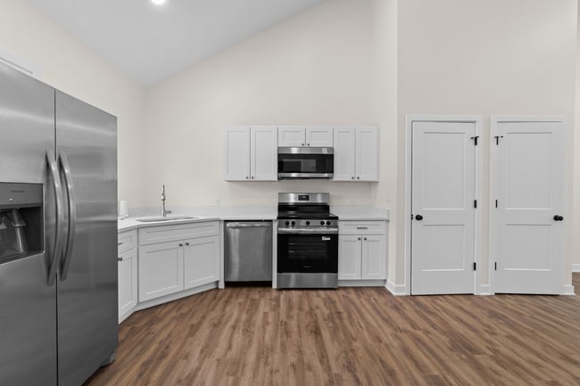Building Photo - Incredible 2 bedroom 1 bathroom Duplex!