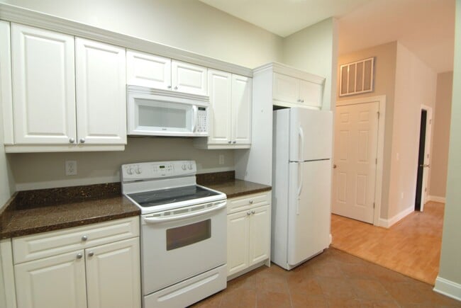Building Photo - Downtown City Living Spacious 1 bedroom 1 bathroom in the heart of Greensboro