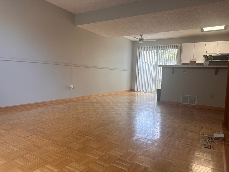 Building Photo - 5125 Singleton Dr