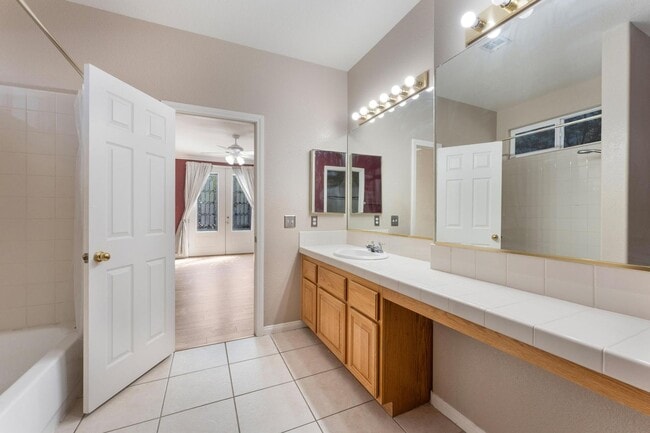 Building Photo - Luxurious Home in Gated Community