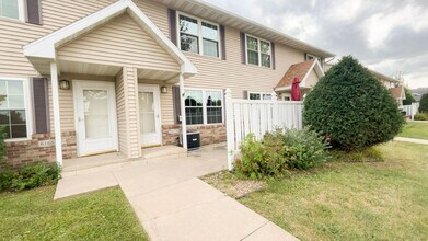 Building Photo - Spacious 2-story townhouse with extra gara...