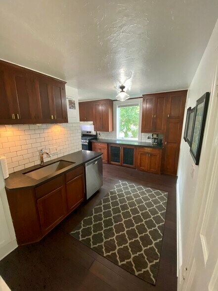 Primary Photo - 1093 Oxford St N
