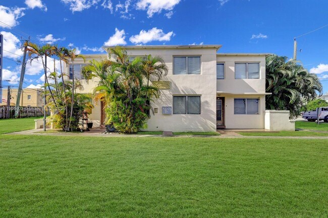 Building Photo - 1920 Biarritz Dr