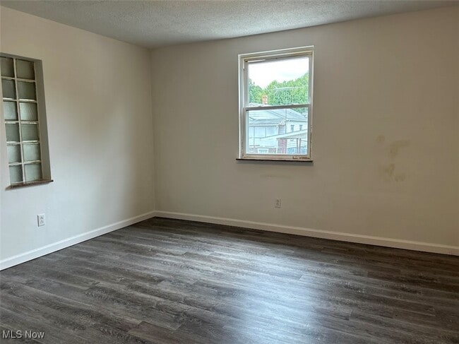 Building Photo - 106 Columbus Way