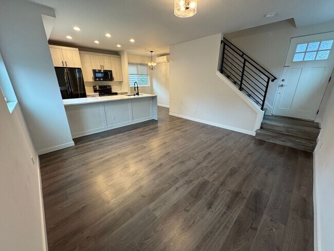 Building Photo - 2bd/1.75bs Seattle Townhome