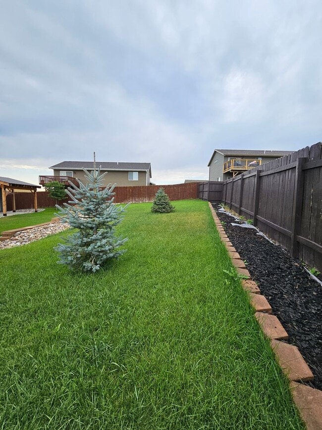 Building Photo - 3 BED | 2.5 BATH | SPLIT-FOYER HOME | DOUB...