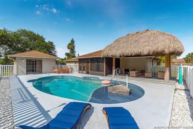 Building Photo - 2550 SE Calais St