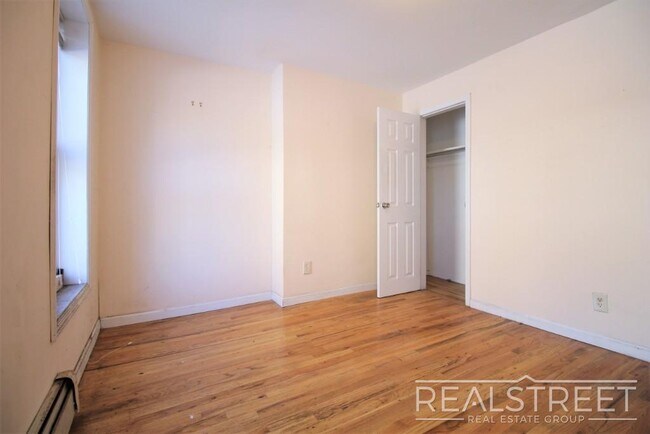 Building Photo - Charming 2-Bedroom Apartment with Roof Acc...