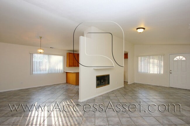 Building Photo - Beautiful Single-Story Home With 3 Bed/2 Bath