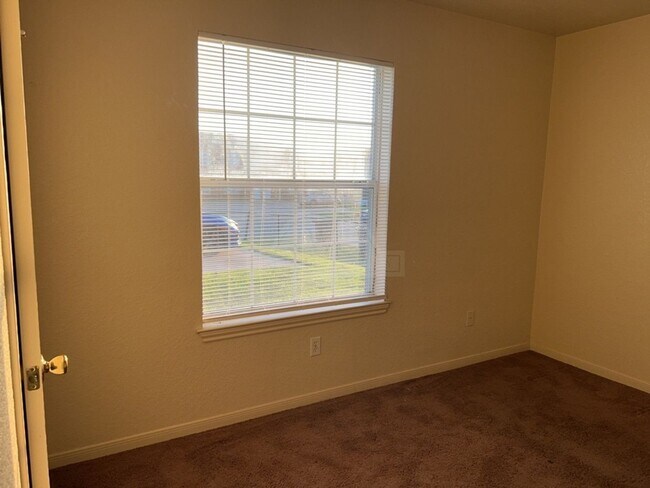 Building Photo - 1600 Dugger Cir