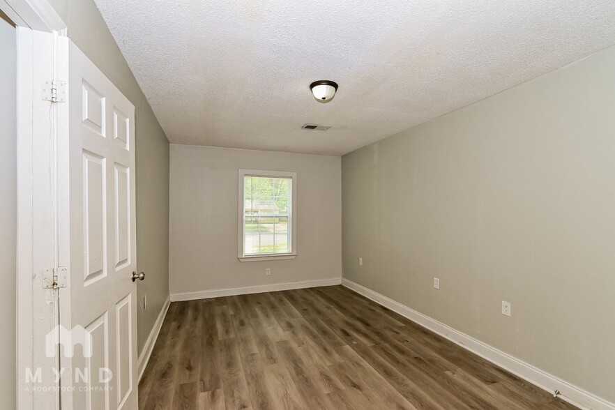 Building Photo - 2890 Briarwood Dr