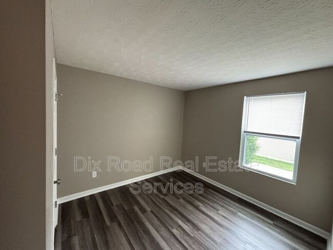 Building Photo - 424 W Kemper Rd