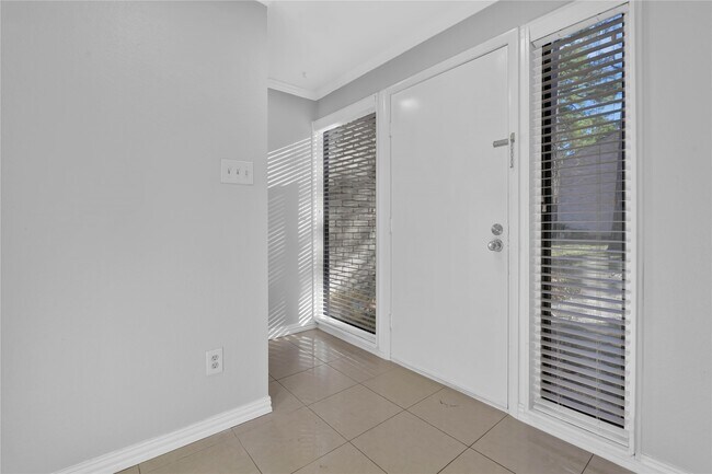 Building Photo - 2113 Lake Village Dr