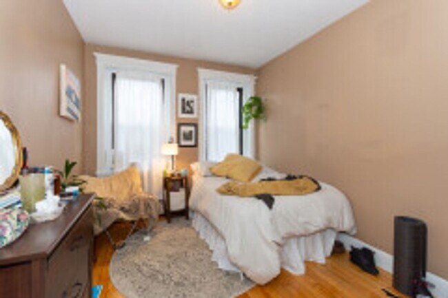 Building Photo - 5 Bed 2 Bath - Allston - 9/1