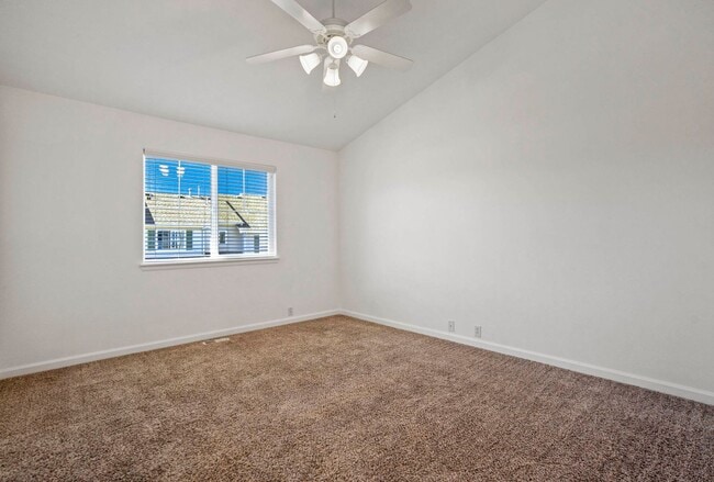 Building Photo - Cute 2bd, 2.5ba Townhome Across from Cotto...