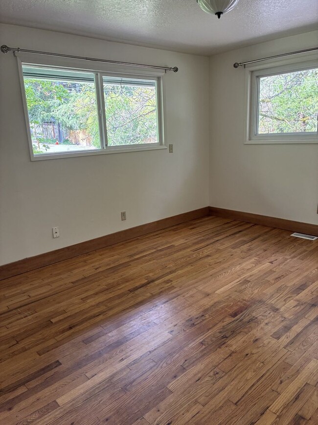 Building Photo - West Linn Classic