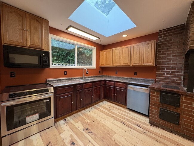 Building Photo - 4600 NW Cornell Rd