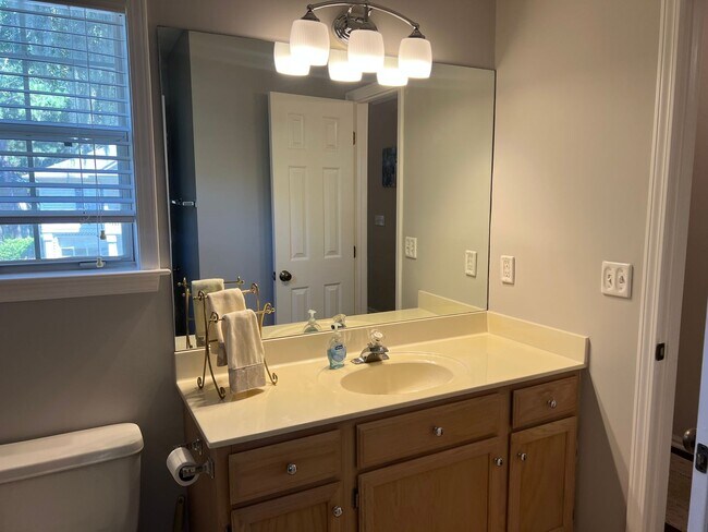 Building Photo - Lovely Condo in Shipyard with a Garage