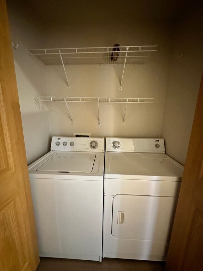 Building Photo - Lovely 2 bedroom 1.5 bath condo