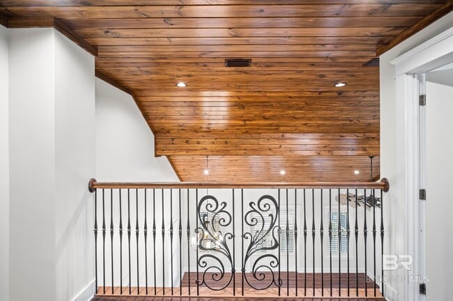 Building Photo - 818 Manci Ave