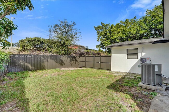 Building Photo - 1960 SW 68th Way