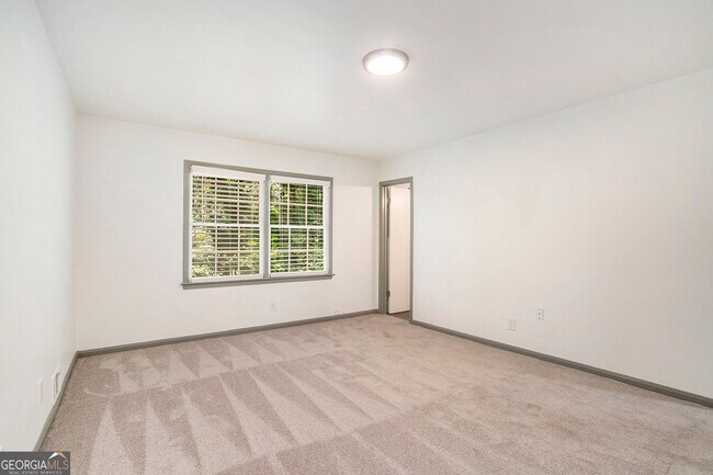 Building Photo - 525 Abernathy Rd NE