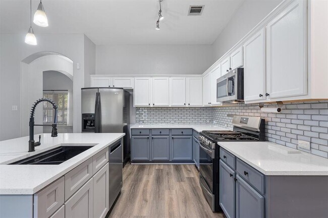 Building Photo - 153 Hickory Ln